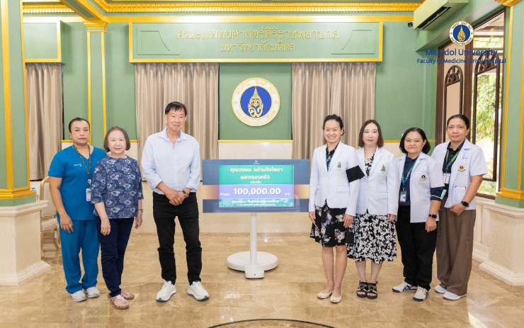 คุณวรพล อร่ามกิจโพธา และครอบครัว มอบเงิน 100,000 บาท เพื่อสมทบกองทุน “ฟื้นฟูเด็กด้วยเวชศาสตร์ฟื้นฟู” โดยมี รศ. พญ.ธีรดา พลอยเพชร หัวหน้าสาขาเวชศาสตร์ฟื้นฟูเด็ก และ ผศ. พญ.รัชริน คงคะสุวรรณ รองหัวหน้าสาขาเวชศาสตร์ฟื้นฟูเด็ก เป็นผู้รับมอบ