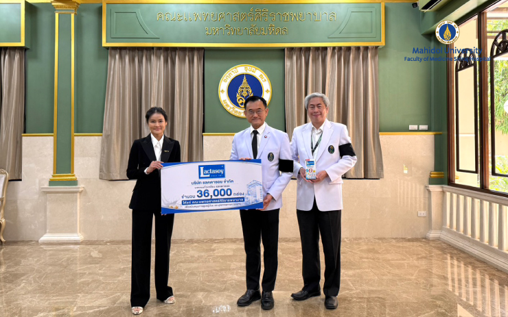 บริษัท แลคตาซอย จำกัด โดย คุณสาธิตา จิรพัฒนกุล ผู้ช่วยกรรมการผู้อำนวยการ บริษัท แลคตาซอย จำกัด มอบนมแลคตาซอย จำนวน 36,000 กล่อง เพื่อมอบให้คณะแพทยศาสตร์ศิริราชพยาบาล มหาวิทยาลัยมหิดล โดยมี ศ. นพ.อภิชาติ อัศวมงคลกุล คณบดีคณะแพทยศาสตร์ศิริราชพยาบาล มหาวิทยาลัยมหิดล และ อ. นพ.ลือชา บุญทวีกุล รองผู้อำนวยการโรงพยาบาลศิริราช เป็นผู้รับมอบ