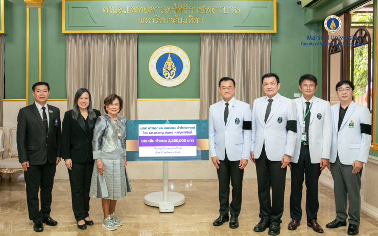 ผศ. ดร. พญ.สมพร หาญพาณิชย์ มอบเงิน 2,200,000 บาท เพื่อสมทบกองทุน “ห้องผ่าตัดศิริราช” กองทุน “การรักษาผู้ป่วยโรคหลอดเลือดสมอง โดย นพ.ฑิตพงษ์ ส่งแสง” และ กองทุน “อาคารศูนย์โรคหัวใจสมเด็จพระบรมราชินีนาถ” โดยมี ศ. นพ.อภิชาติ อัศวมงคลกุล คณบดีคณะแพทยศาสตร์ศิริราชพยาบาล มหาวิทยาลัยมหิดล เป็นผู้แทนคณะฯ รับมอบเงินบริจาค พร้อมด้วยคณะผู้บริหารร่วมรับมอบ