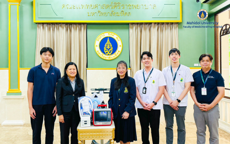 พญ.ปรมาภรณ์ ปราสาททองโอสถ มอบเครื่องช่วยหายใจ จำนวน 1 เครื่อง เพื่อมอบให้สาขาวิชาโรคระบบการหายใจและวัณโรค ภาควิชาอายุรศาสตร์ คณะแพทยศาสตร์ศิริราชพยาบาล มหาวิทยาลัยมหิดล โดยมี รศ. พญ.สุรีย์ สมประดีกุล อาจารย์ประจำสาขาวิชาโรคระบบการหายใจและวัณโรค เป็นผู้แทนคณะฯ รับมอบ พร้อมด้วยคณะแพทย์ร่วมรับมอบ
