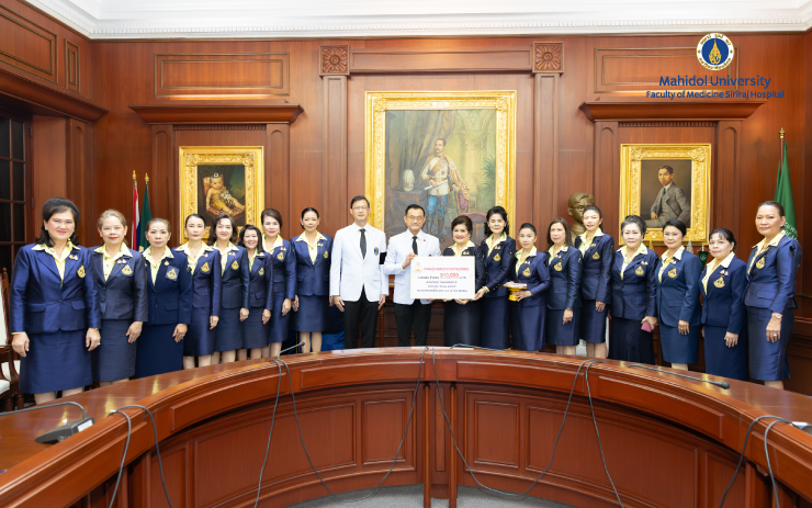 สมาชิกชมรมคู่สมรสตุลาการศาลยุติธรรม พร้อมคณะฯ โดยคุณเบญจมาศ อิศรเดช ประธานชมรมคู่สมรสตุลาการศาลยุติธรรม และ คุณกณิษา สุดาวงศ์ รองประธานชมรมคู่สมรสตุลาการศาลยุติธรรม มอบเงิน 310,000 บาท เพื่อสมทบกองทุน “ห้องผ่าตัดศิริราช” และ กองทุน “Stroke ExPreS” โดยมี ศ. นพ.อภิชาติ อัศวมงคลกุล คณบดีคณะแพทยศาสตร์ศิริราชพยาบาล มหาวิทยาลัยมหิดล และ รศ. นพ.ยงชัย นิละนนท์ ประธานศูนย์โรคหลอดเลือดสมองศิริราช เป็นผู้รับมอบ