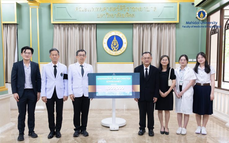 คุณอรรถสิทธิ์ ลี่ดำรงวัฒนากุล และครอบครัว มอบเงิน 1,000,000 บาท เพื่อสมทบกองทุน “ห้องผ่าตัดศิริราช” โดยมี ศ. นพ.ธวัชชัย อัครวิพุธ รองคณบดี คนที่ 1 และผู้อำนวยการโรงเรียนแพทย์ศิริราช และ ผศ. นพ.ธารา วงศ์วิริยางกูร รองคณบดี คนที่ 2 เป็นผู้รับมอบ